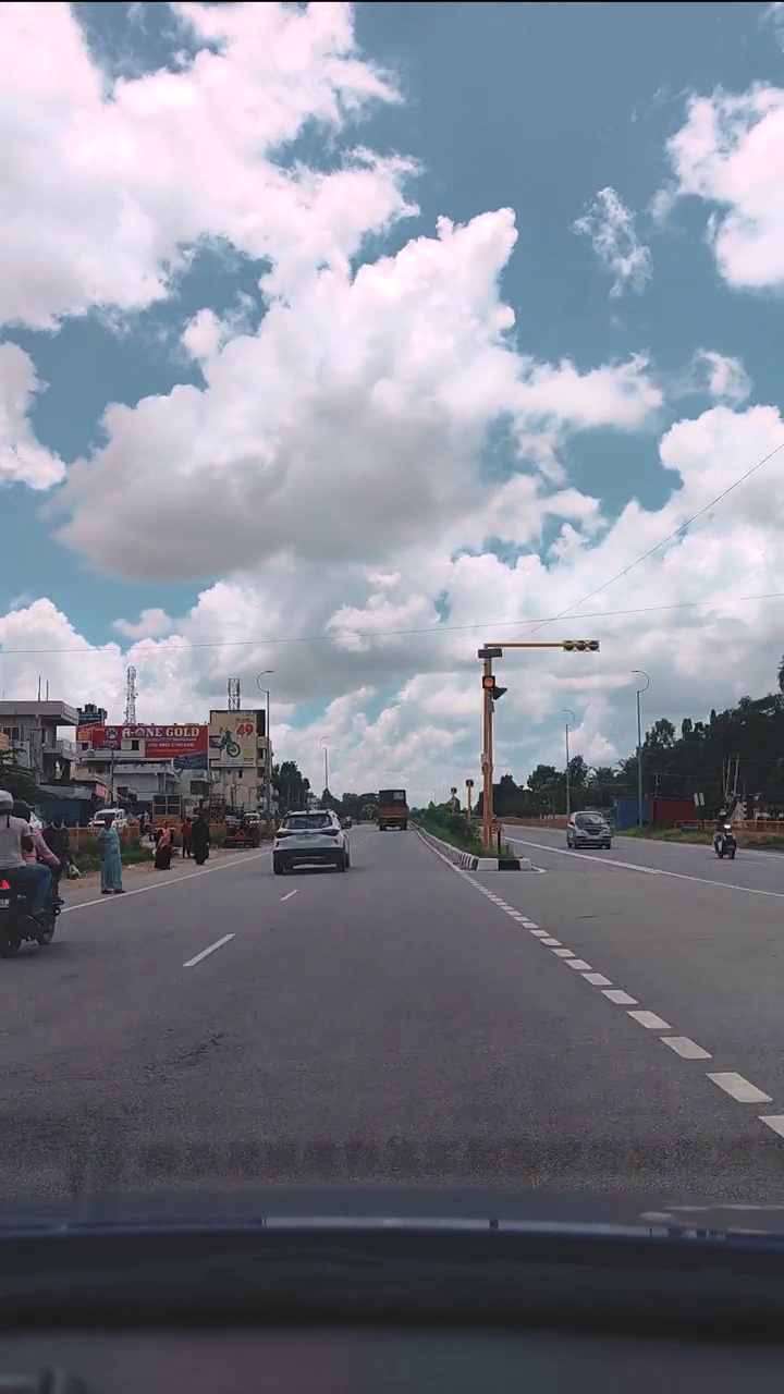 汽车在高速公路上行驶的时间间隔4K_Vertical视频素材