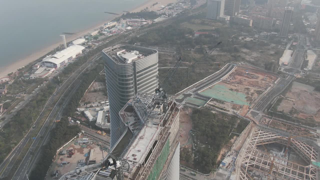 正在建设中的城市建筑顶部视频素材