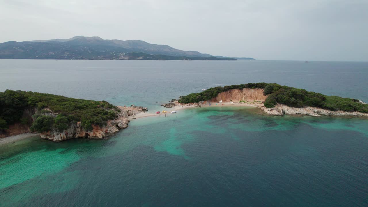 阿尔巴尼亚，Ksamil岛热带海滩的鸟瞰图，碧绿的海水视频素材