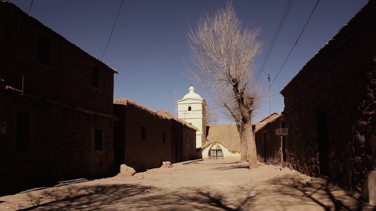 伯利恒圣母教堂的旧殖民教堂的钟楼(西班牙语:Iglesia Nuestra Senora de Belen)，在Susques，南美洲阿根廷Jujuy的一个安第斯村庄。视频素材