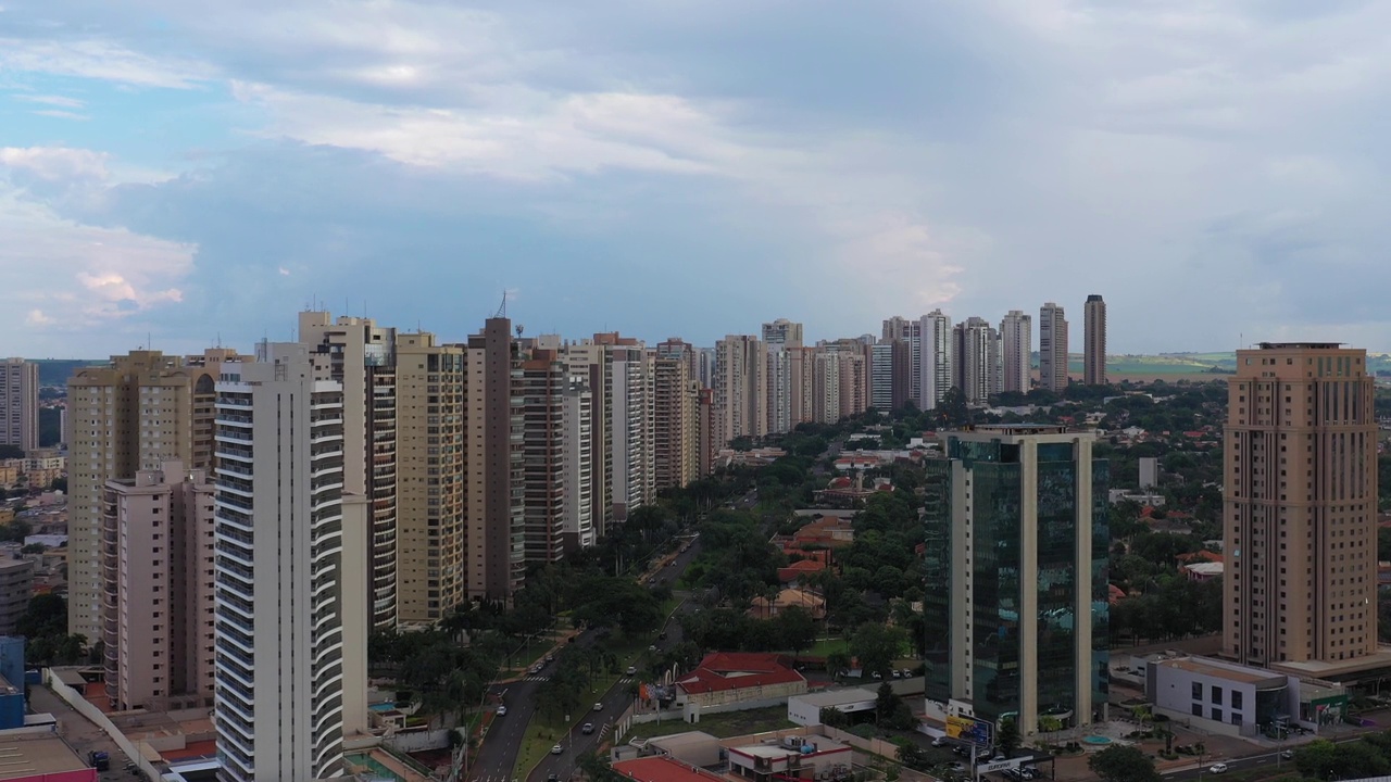 巴西圣保罗Ribeirao Preto - 2022年3月1日-航拍到若昂·菲乌扎和瓦加斯总统大道交叉路口的车辆视频素材