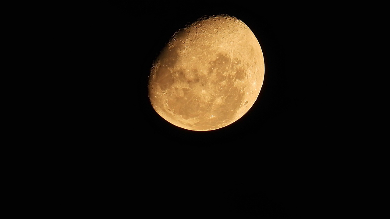 四分之三的月亮在黑暗的夜空中升起视频素材