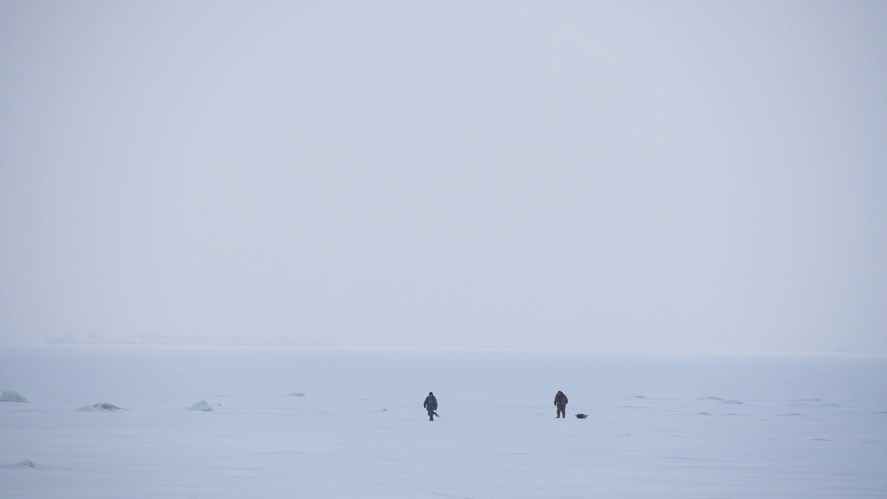 全景图:两个人走在冰雪覆盖的波罗的海上视频素材