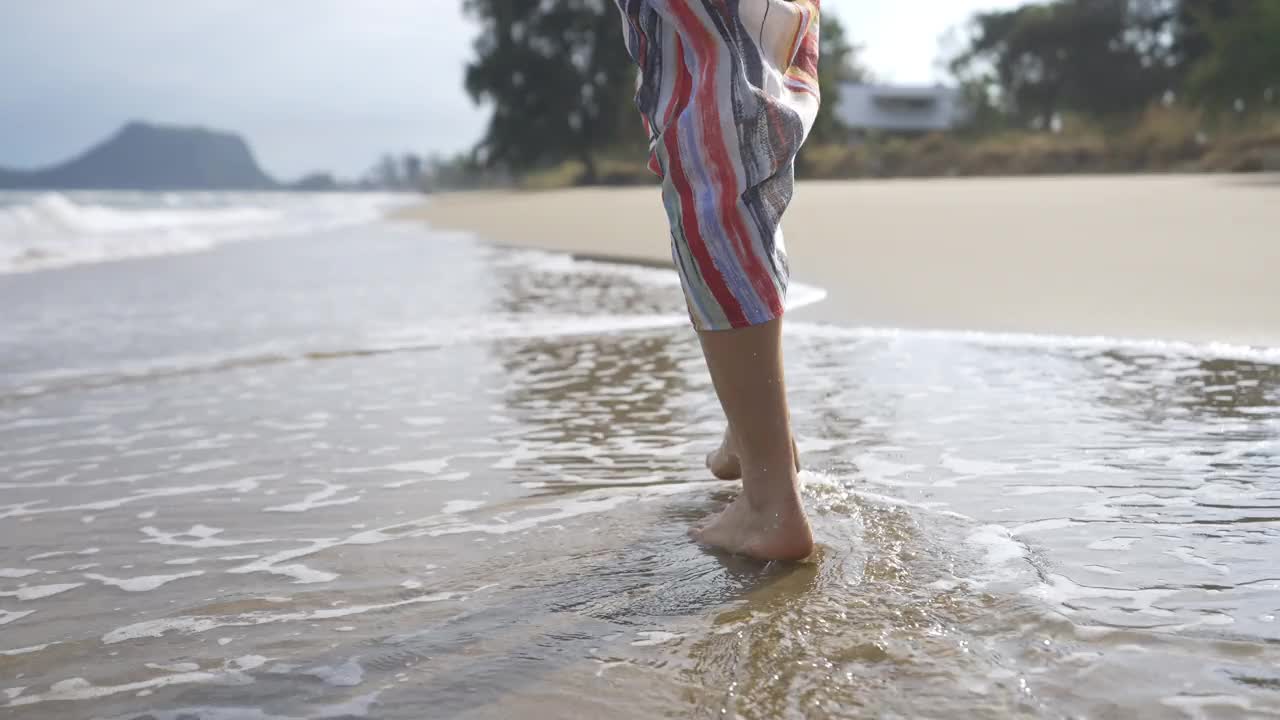 美丽的白人妇女在夏天阳光灿烂的一天走在热带海滩上的4K肖像视频素材