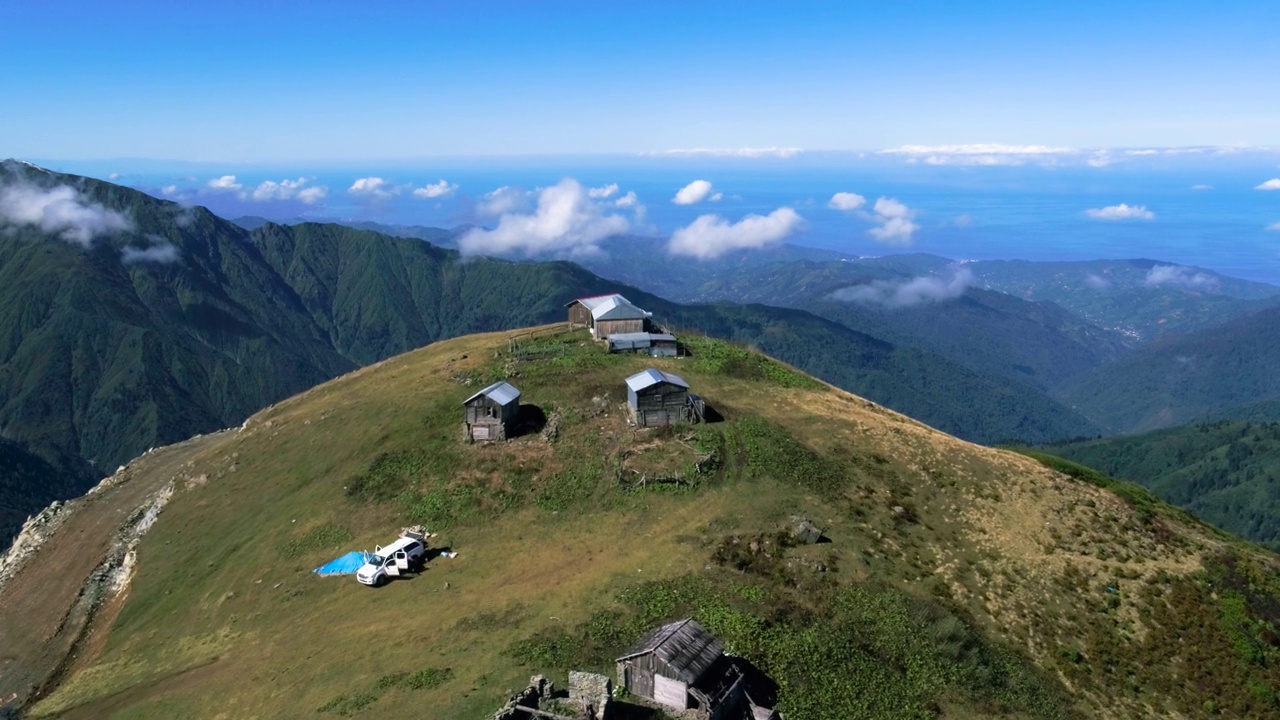 用无人机拍摄《Artvin Güloğlu Plateau》的4K航拍镜头。视频素材