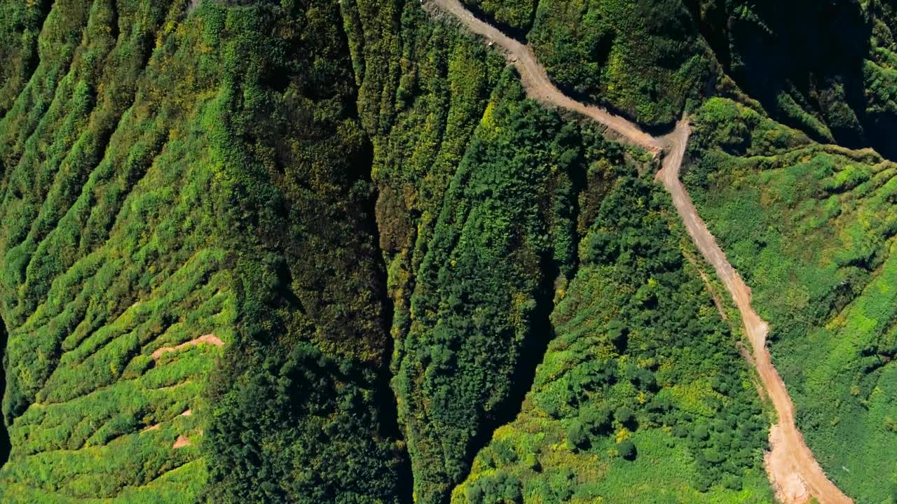4K无人机拍摄了通往Artvin Güloğlu高原的危险蜿蜒道路。视频素材