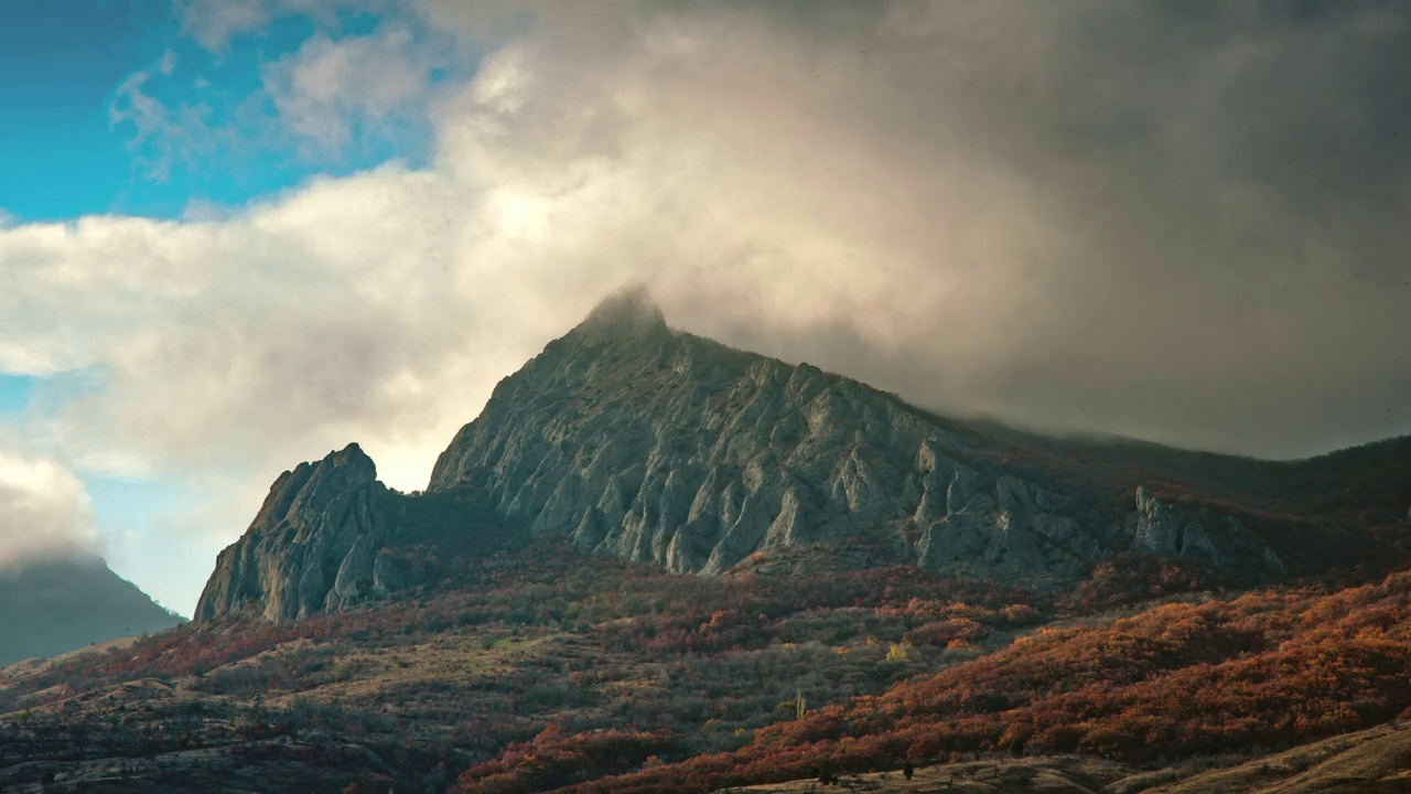 时光飞逝的旋涡雾，飞过山脉，攀附在山峰上。美丽的秋天的风景。视频素材