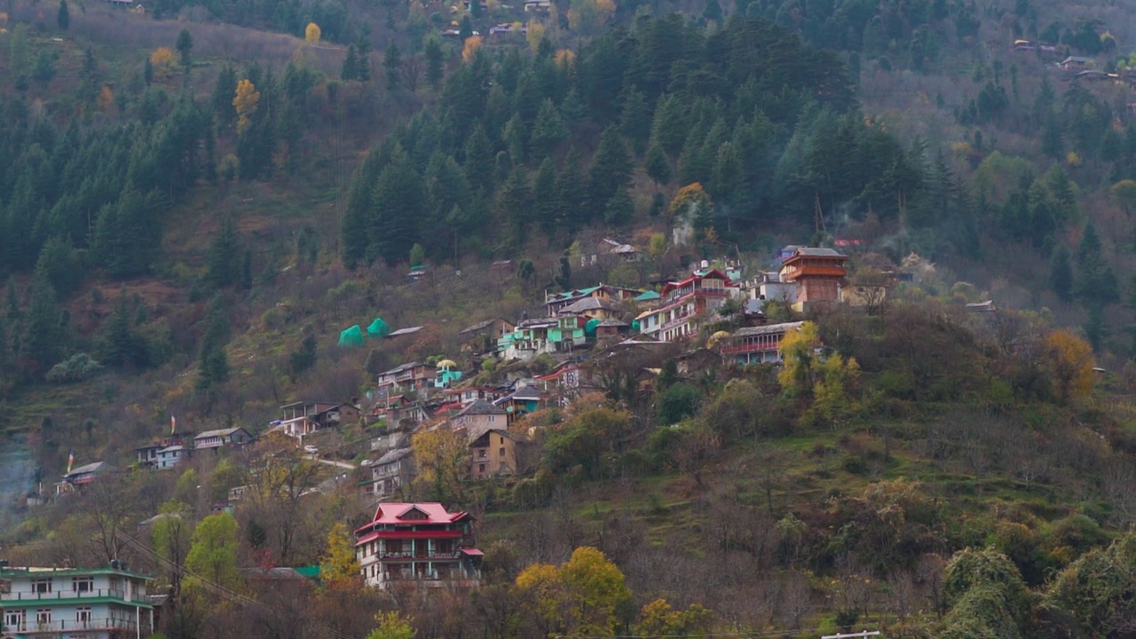 印度喜马偕尔邦马纳里山上的建筑和房屋。印度喜马偕尔地区，建在山坡上的房屋。喜马偕尔邦的当地建筑。视频素材