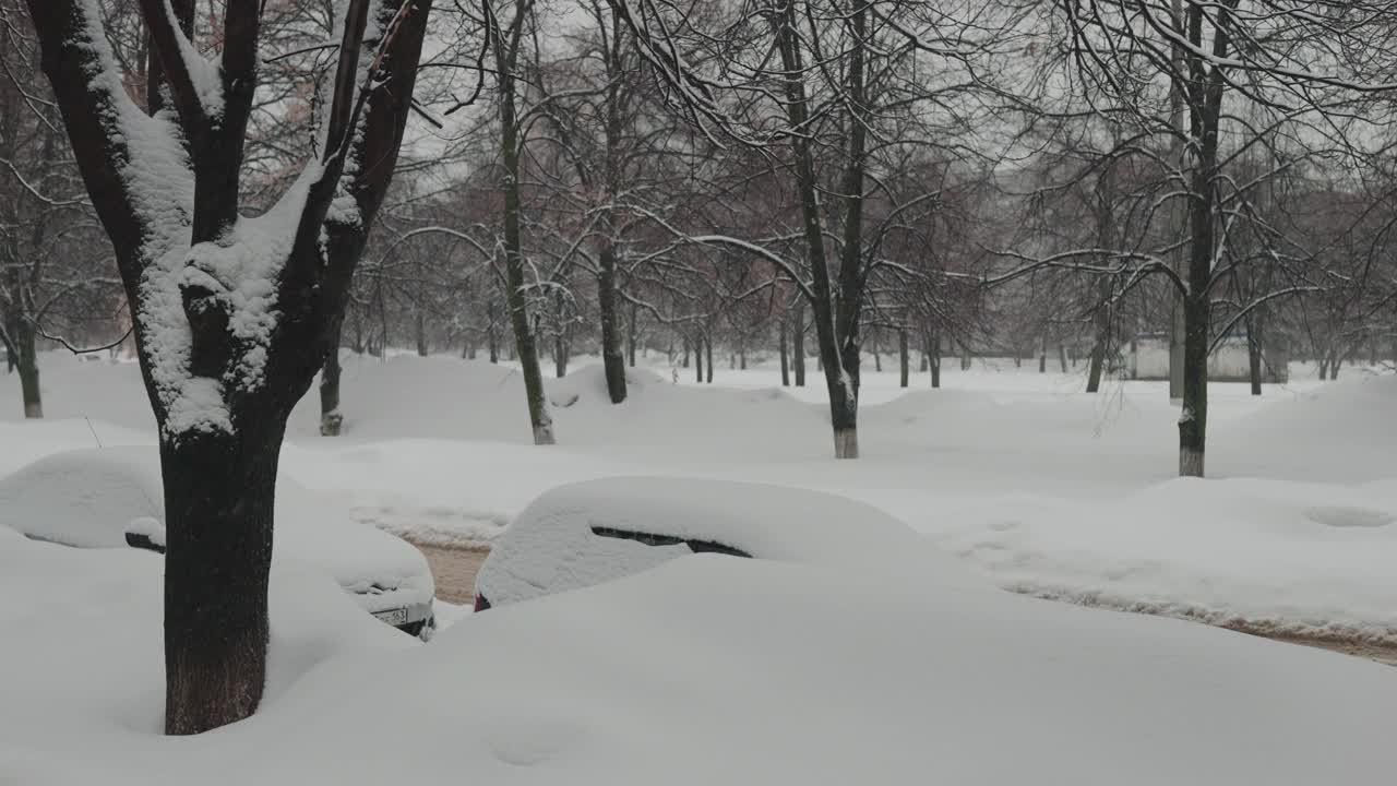 城市里长时间的大雪。道路在雪堆里，龙卷风带来了很多雪视频素材