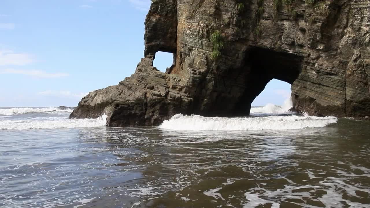 哥斯达黎加的海岸和海滩，波涛汹涌的大海视频素材