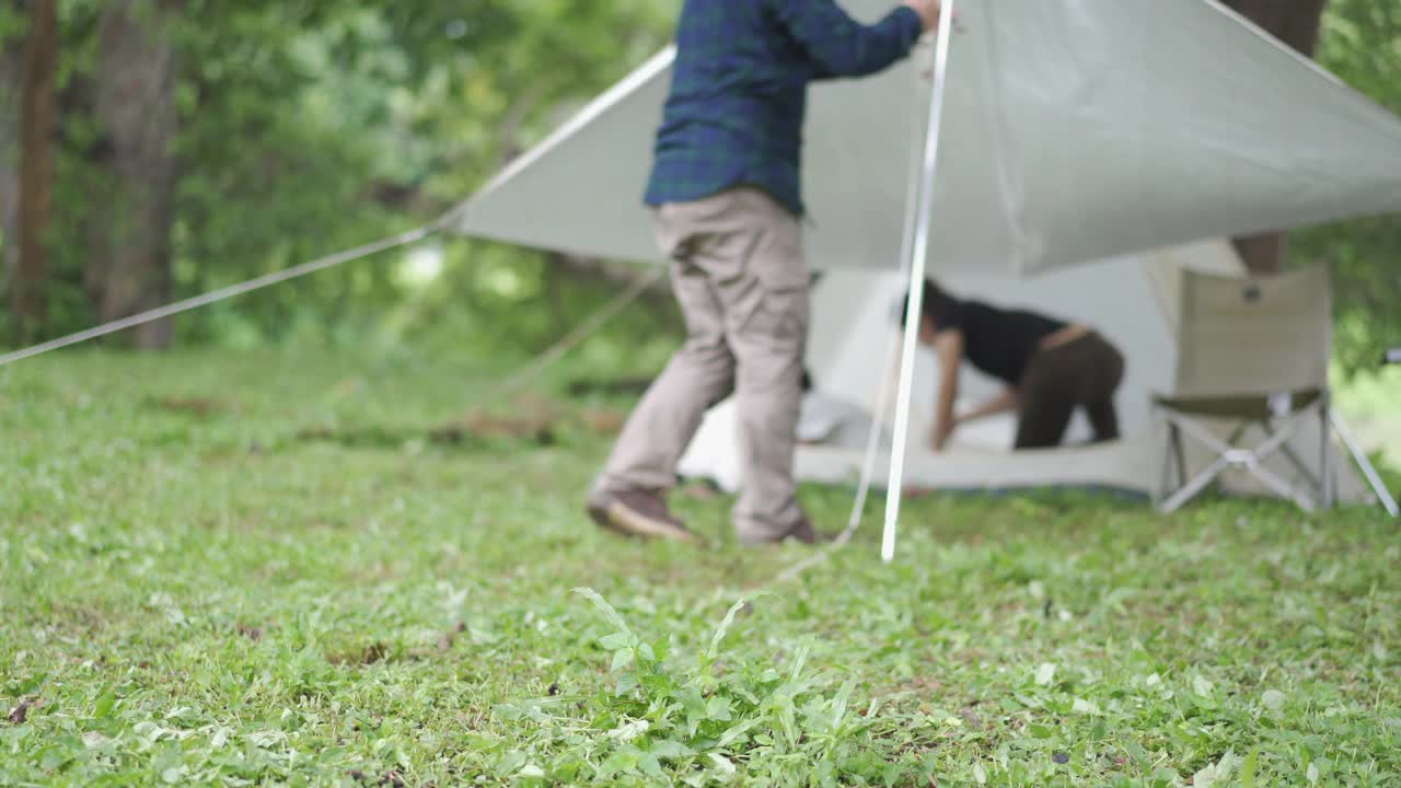 亚洲男性露营者准备帐篷与他的家人视频素材