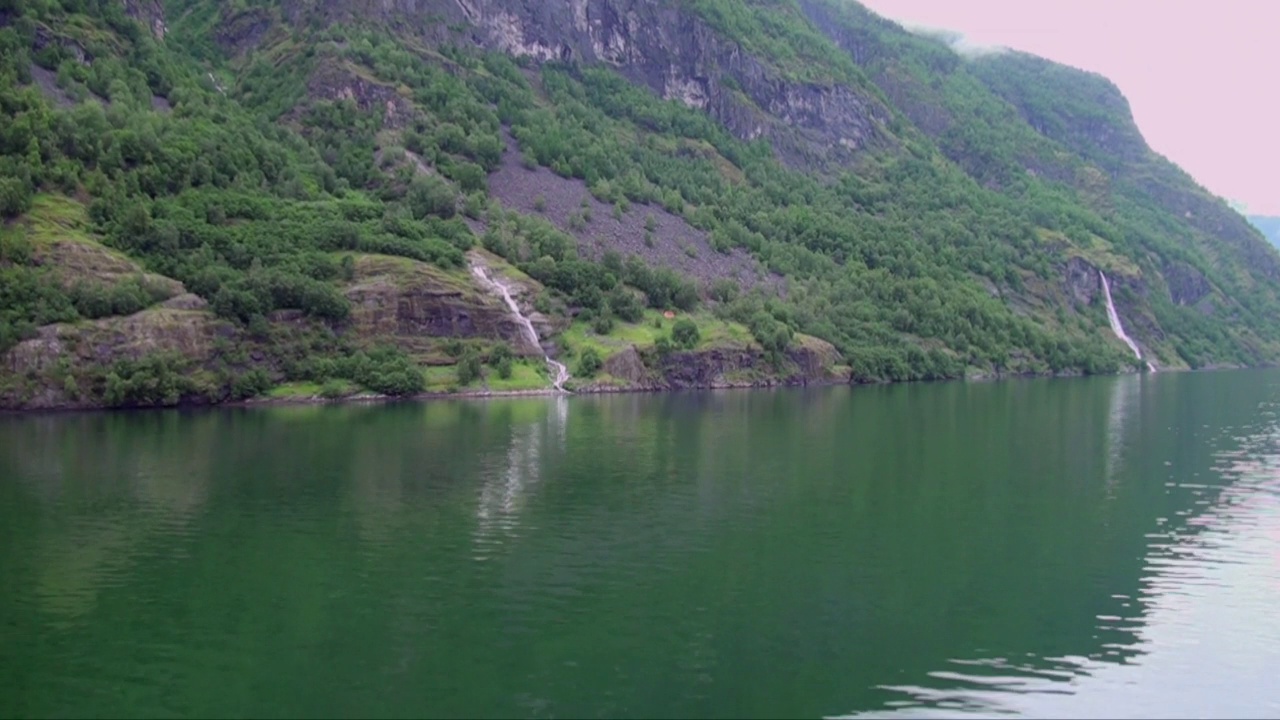 俯瞰挪威卑尔根和Flåm之间的Sognefjord峡湾视频素材