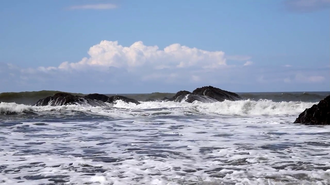 哥斯达黎加的海岸和海滩，波涛汹涌的大海视频素材