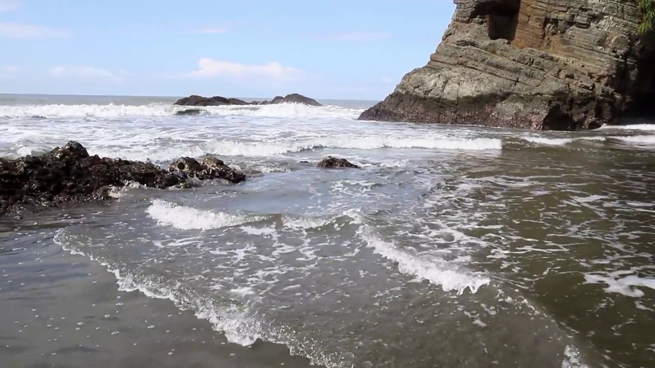 哥斯达黎加的海岸和海滩，波涛汹涌的大海视频素材