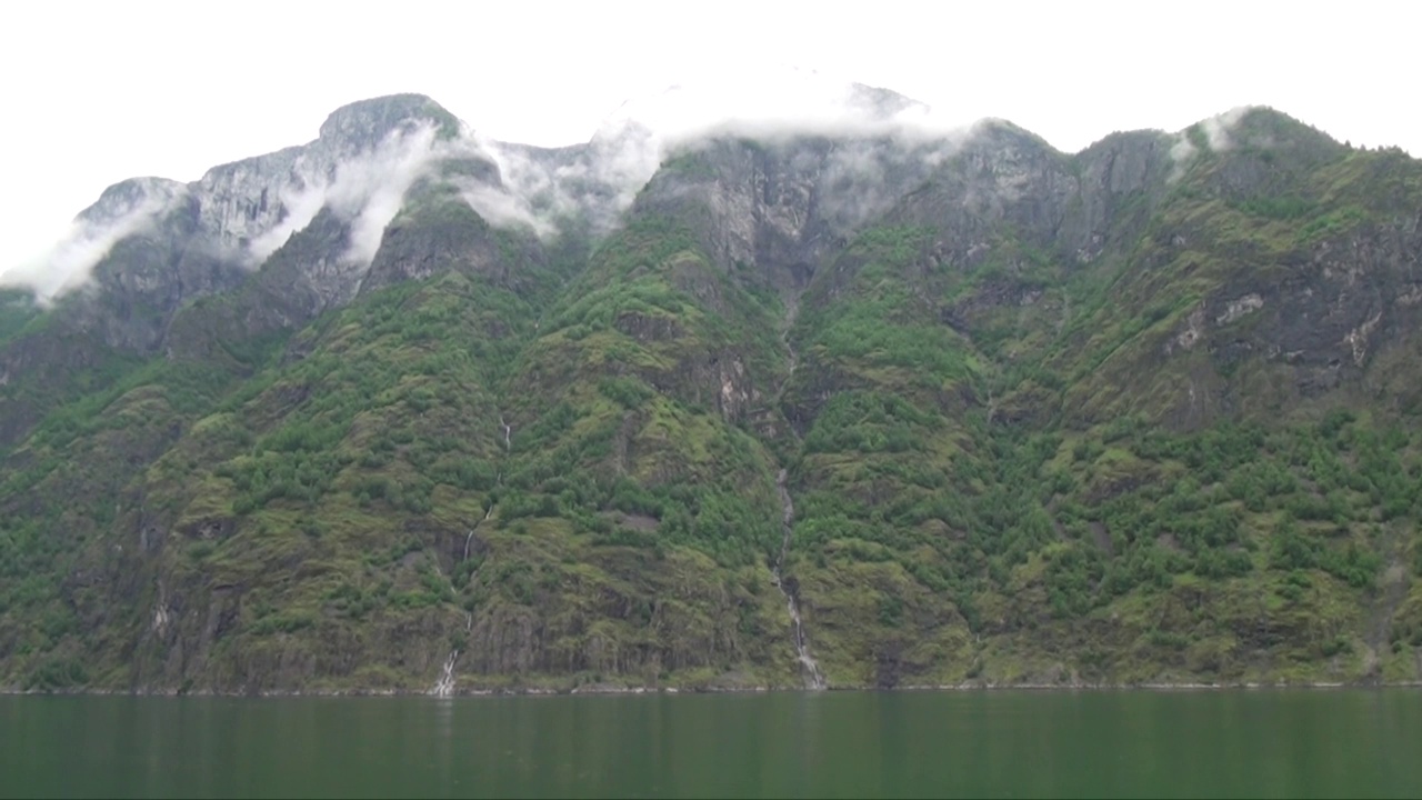 通过挪威峡湾驶出佛兰视频素材