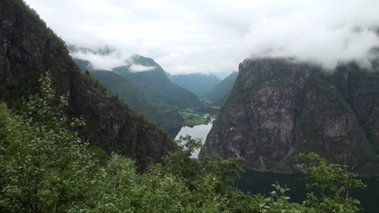 俯瞰挪威卑尔根和Flåm之间的Sognefjord峡湾视频素材