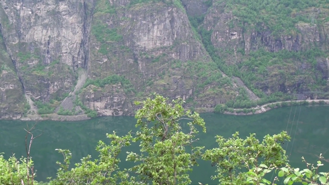 俯瞰挪威卑尔根和Flåm之间的Sognefjord峡湾视频素材