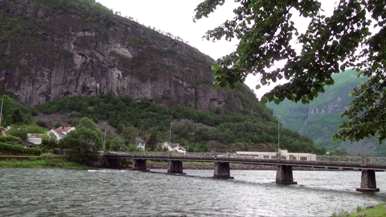 俯瞰挪威卑尔根和Flåm之间的Sognefjord峡湾视频素材