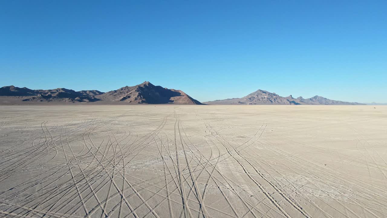 缓慢移动的无人机俯瞰博纳维尔盐滩视频素材