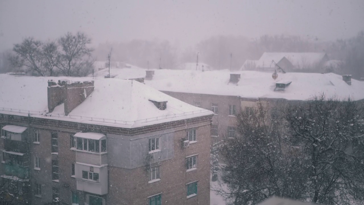 院子里落在老住宅屋顶上的雪。慢动作视频素材