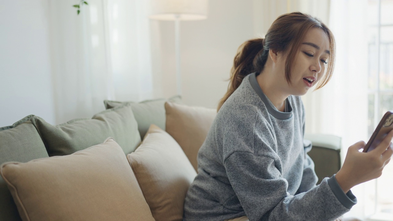 年轻女子用智能手机进行视频通话视频素材