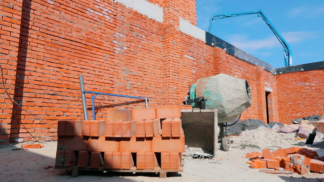 建筑工地的混凝土搅拌机。房屋建筑工地的混凝土搅拌机。混凝土搅拌机在施工现场旋转视频素材