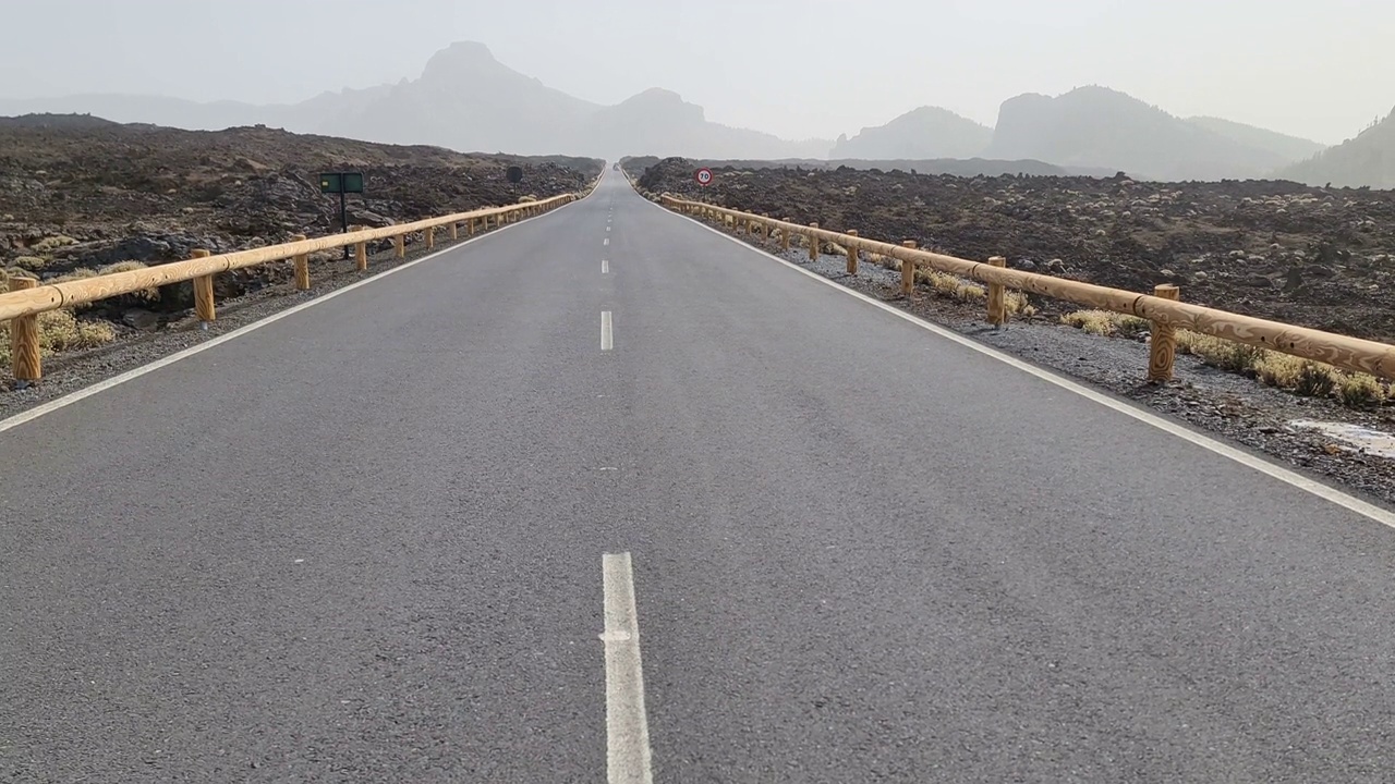 穿越火山景观的空路视频素材