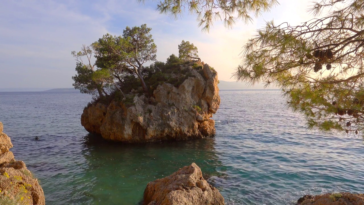 亚得里亚海海景，著名的布雷拉石度假村。视频素材