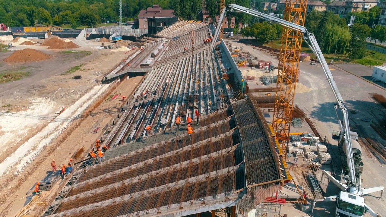 新体育场施工现场俯视图。从空中建造一座新的现代化体育场。体育场馆的建设。视频素材