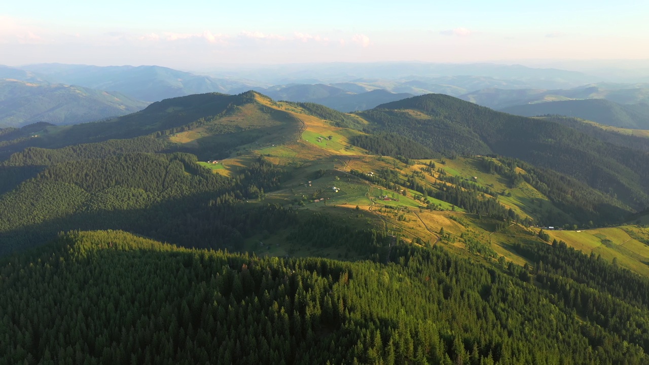 无人机飞过山脉和绿色的森林。鸟瞰。视频素材