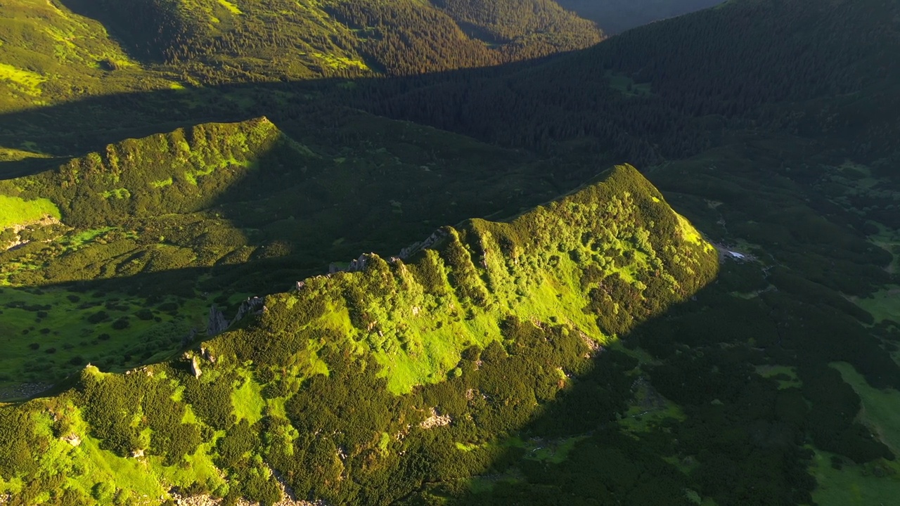 夏天，一架无人机飞过被阳光照亮的青山。视频素材