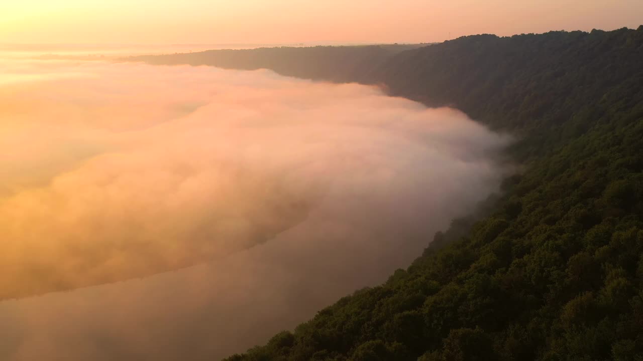 从无人机拍摄的雾蒙蒙的早晨，德涅斯特河的景观。视频素材