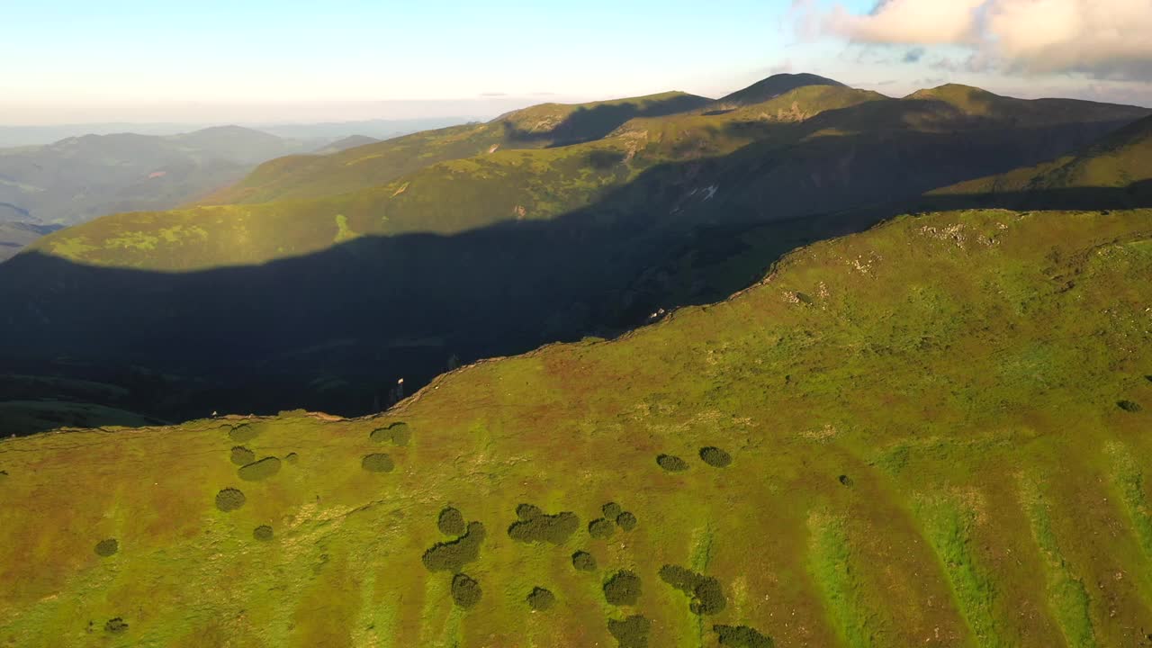 夏天，一架无人机飞过被阳光照亮的青山。视频素材