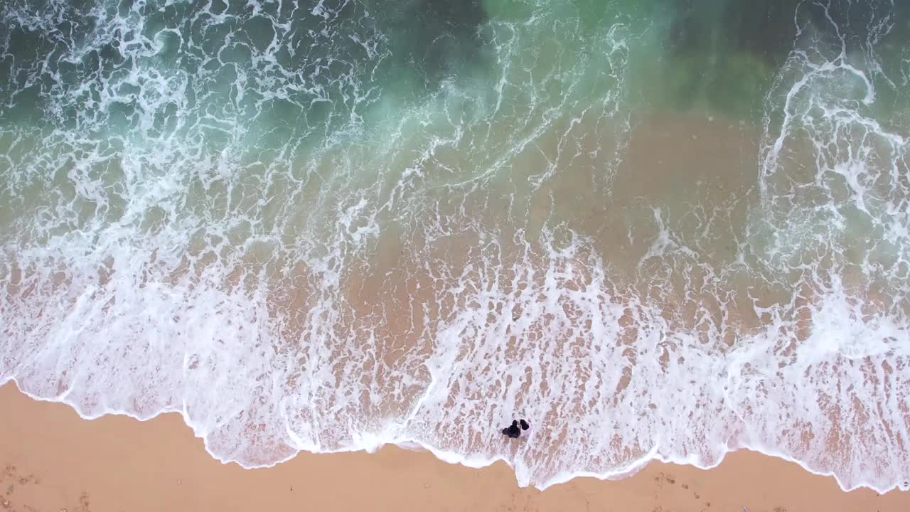 粉红色的海滩在海上掀起波浪视频素材