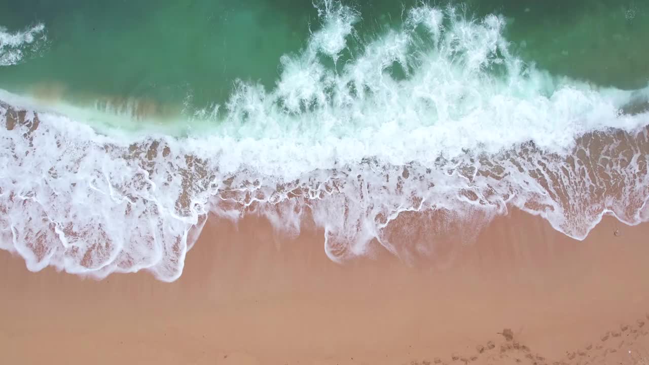 粉红色的海滩在海上掀起波浪视频素材