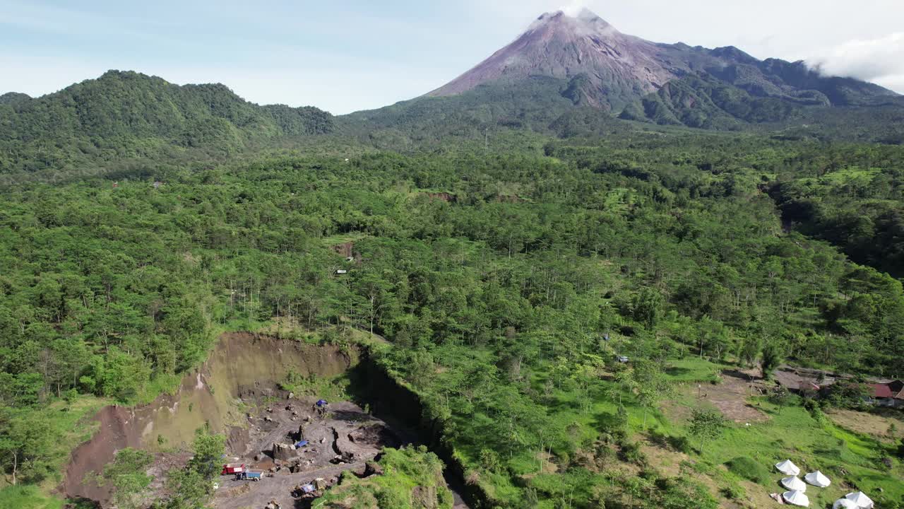 日惹的默拉皮山上的采砂视频素材