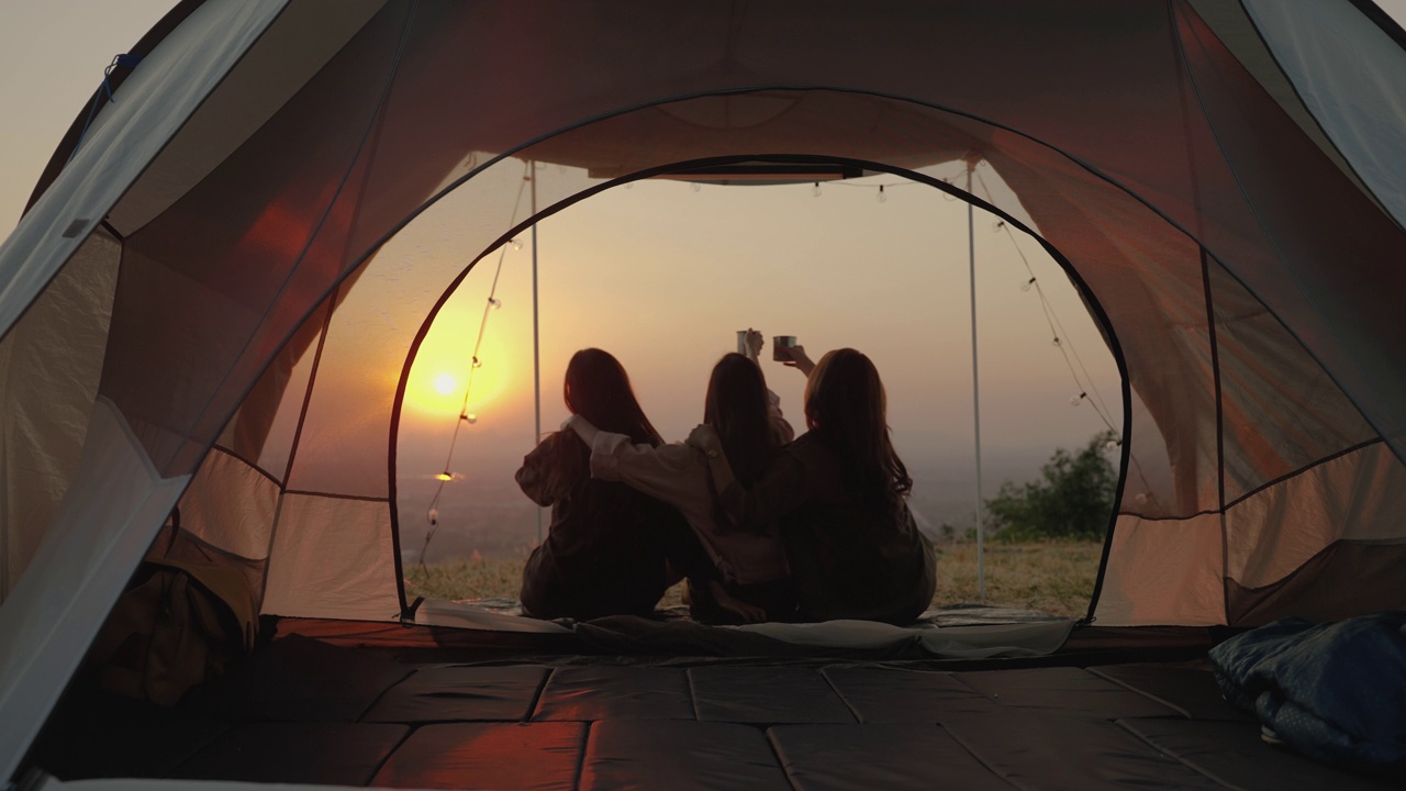 女朋友群亚洲人在夏季野营度假，度假概念，旅游，冒险，自由视频素材