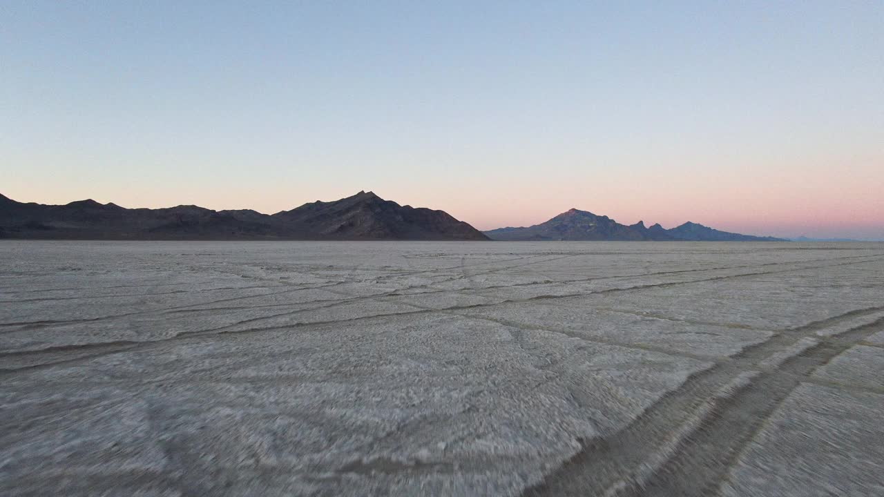 缓慢移动的无人机俯瞰博纳维尔盐滩视频素材