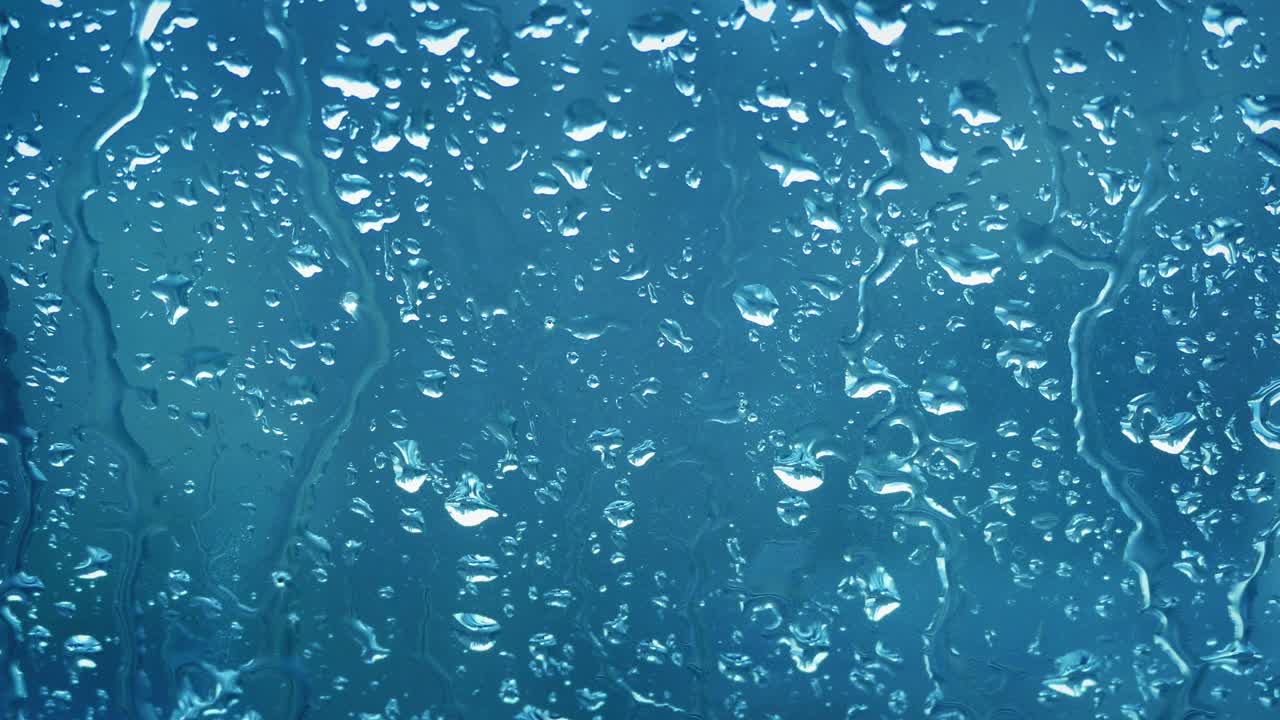 雨水顺着窗户流下来视频素材