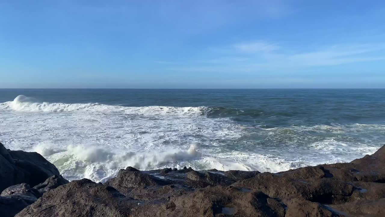 巨浪冲上天空视频素材