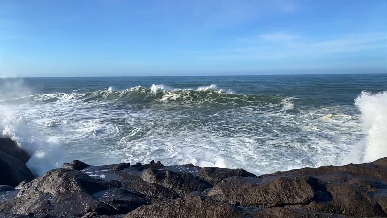 怪物海浪撞击慢动作视频素材