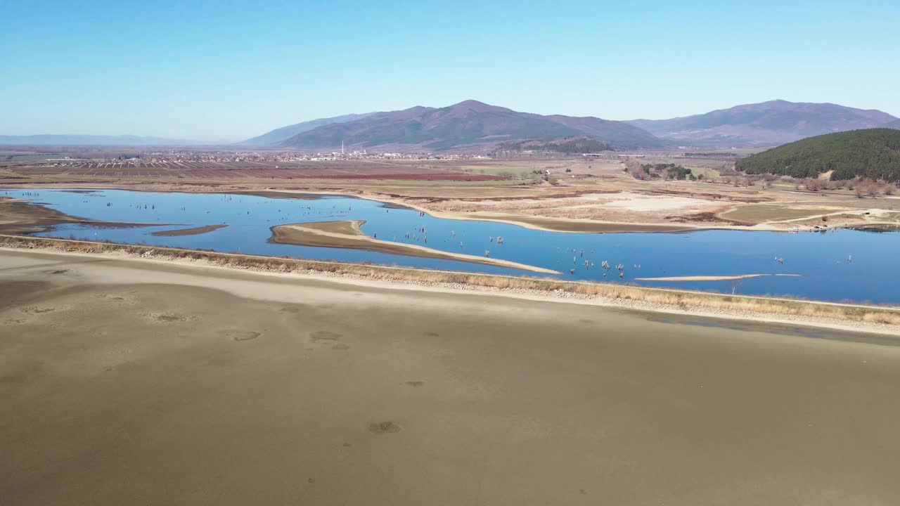 干旱的水电大坝，鸟瞰图。气候变化。视频素材