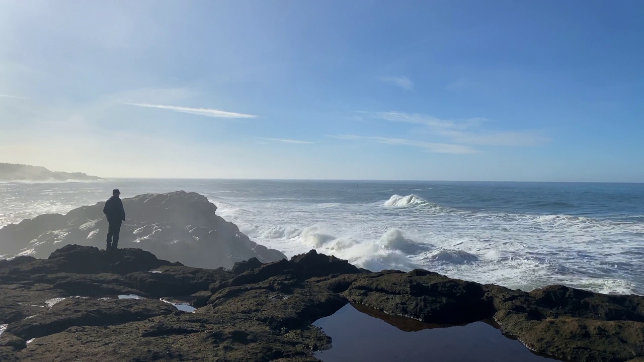 观看海浪冲上天空的人视频素材