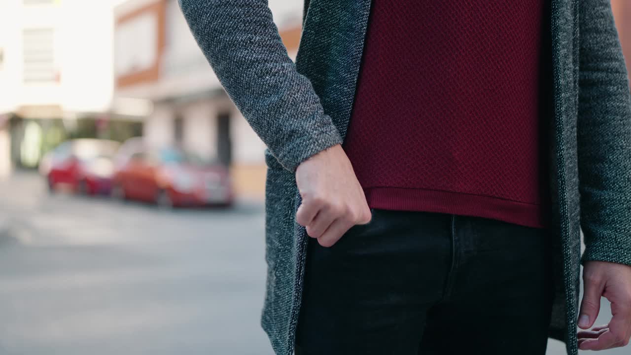 年轻的秃头男子在街上用智能手机微笑视频素材