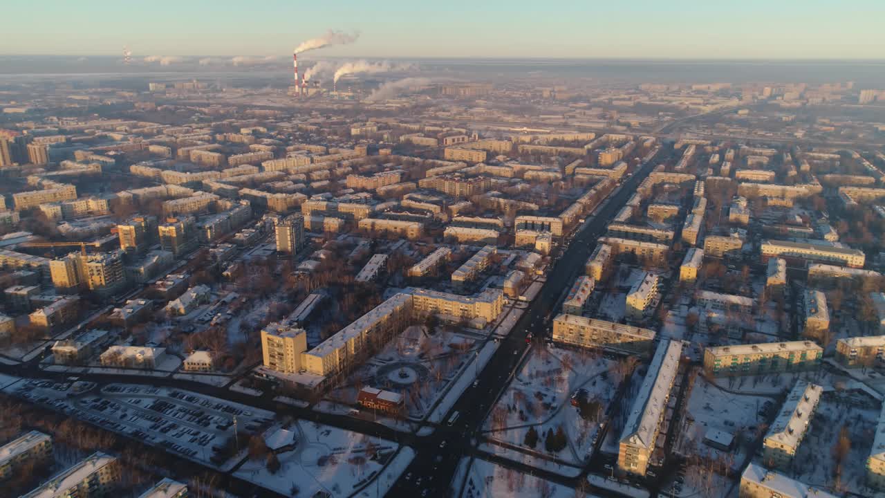 夕阳西下的现代城市里有雪域公园的居住区视频素材