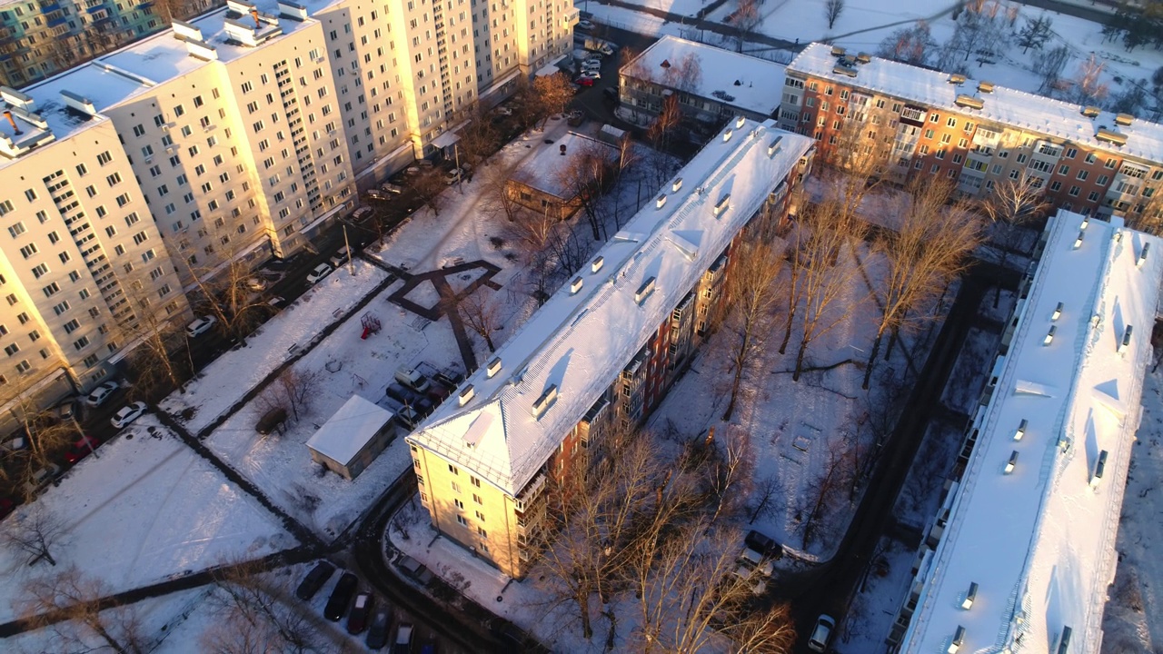 不同的建筑，雪顶和光秃秃的树庭院视频素材