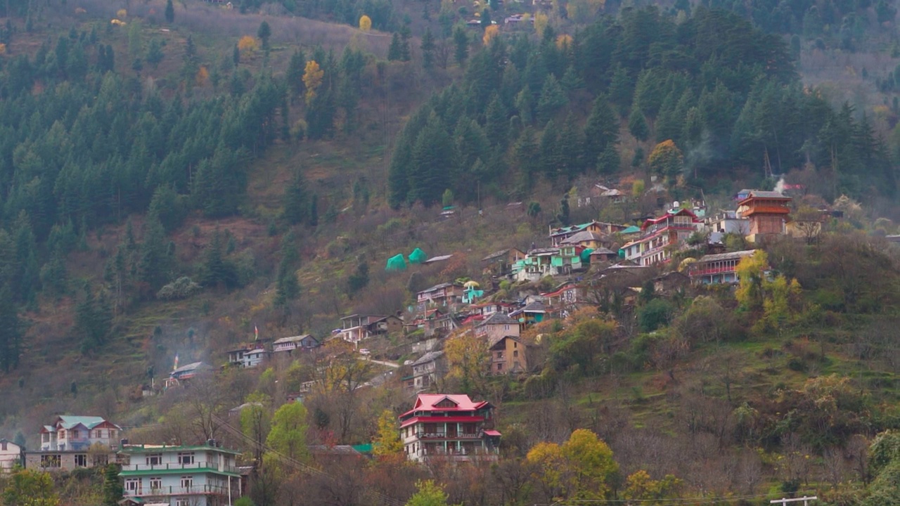 印度喜马偕尔邦马纳里山上的建筑和房屋。印度喜马偕尔地区，建在山坡上的房屋。喜马偕尔邦的当地建筑。视频素材