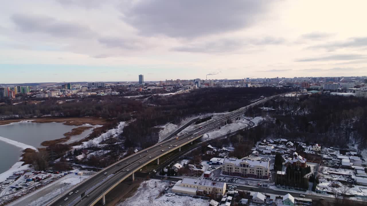 在多云的天空下，城市山上的桥梁与道路交叉口视频素材