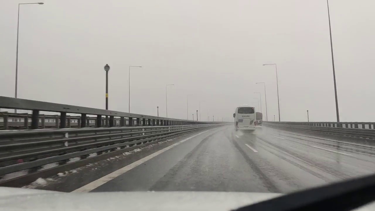 下雨天开车，刮水器要开着视频素材