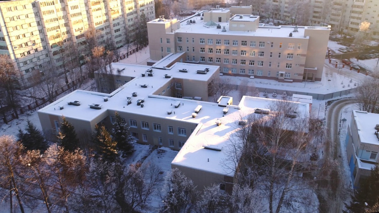 居住区内的校舍平顶积雪视频素材